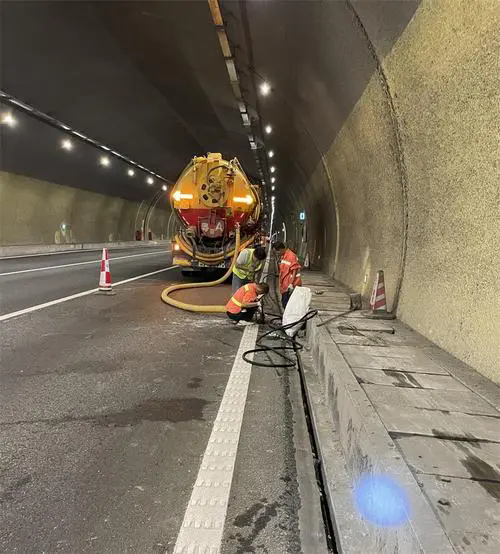 西沙隧道排水渠清淤